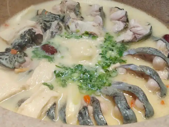 昕时器云南蒸汽石锅鱼：以 “蒸汽锁鲜” 还原滇味本真，打造健康餐饮新标杆
