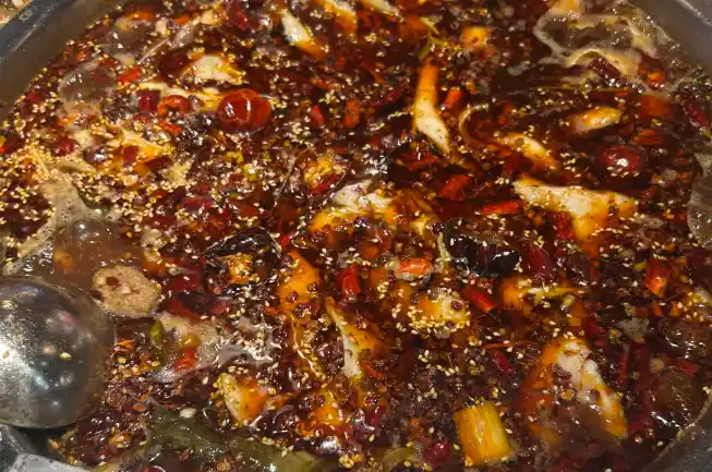 重庆活鱼馆火锅：现点现杀的活鱼，煮出山城烟火里的鲜辣魂