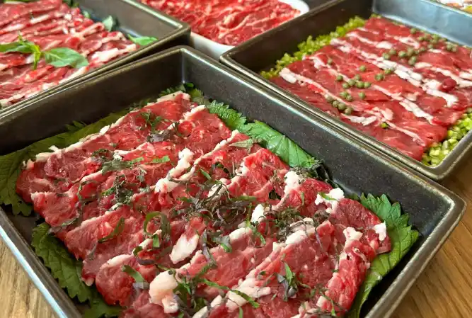 老友记新鲜牛肉火锅：从牧场到餐桌，用 “鲜” 勾住老食客的胃