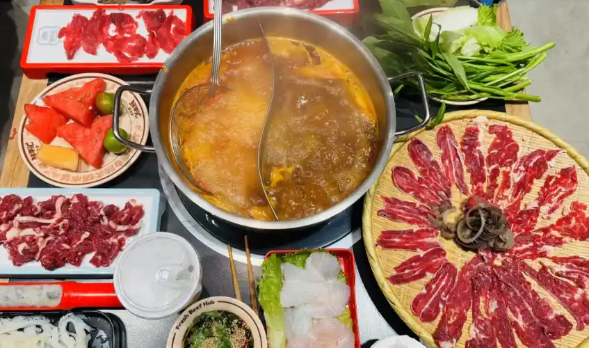 彩鹿鲜牛肉自助火锅：把 “鲜牛肉无限畅吃” 做成性价比标杆，人均 60 吃到扶墙出