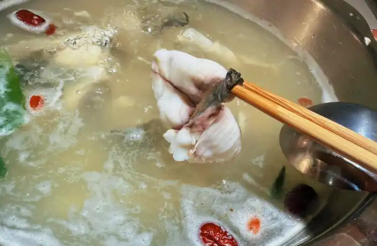 风情丽江斑鱼火锅：把丽江的雪山融水与纳西风情，煮进一尾斑鱼里