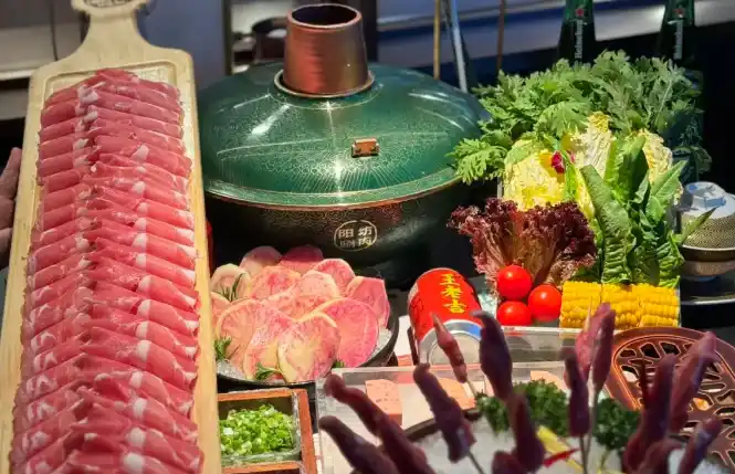 阳坊涮肉：老北京铜锅里的羊肉香，一口涮出百年烟火气