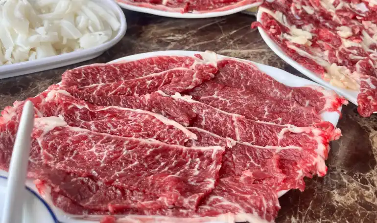 天天新鲜牛肉火锅：从牧场到餐桌，24 小时鲜制闭环锁住牛肉本味