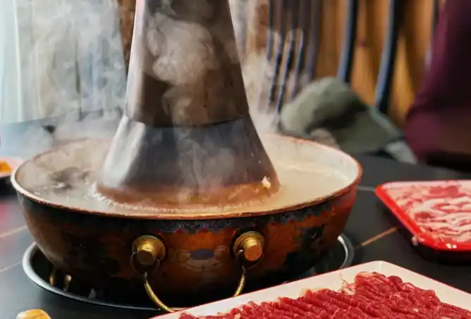 美和铜火锅：以鲜材为魂，铜锅锁味的老派火锅坚守