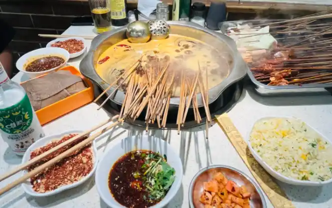老铁串串火锅：以非遗锅底为魂，熬出川味串串的烟火底气