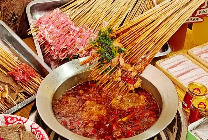 胡格格火锅串串：锚定老成都市井风味，以家常化产品与实在运营立牌