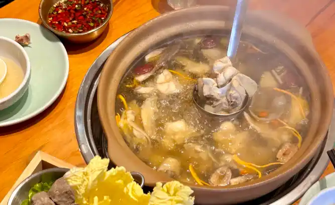 七膳斋火锅：以药膳汤底为核，构建 “鲜香不燥” 的健康火锅新范式