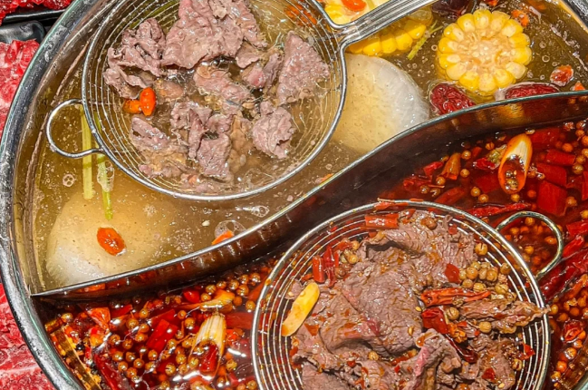 发记牛肉火锅：一锅容两派，在川渝红汤与潮汕清汤间重构味觉边界