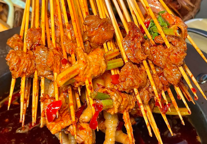 吃了个串串火锅：以菜品为核，串起鲜度与创意的味觉盛宴