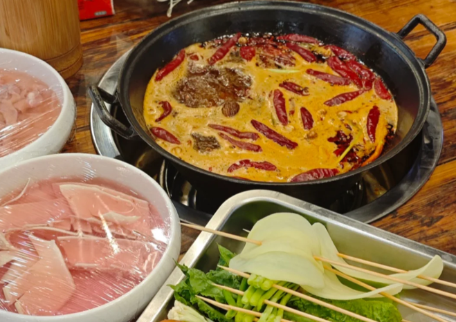 小河帮火锅：藏在盐都烟火里的鲜辣江湖，一口尝尽自贡味