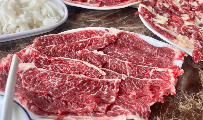 天天新鲜牛肉火锅：从牧场到餐桌，24 小时鲜制闭环锁住牛肉本味
